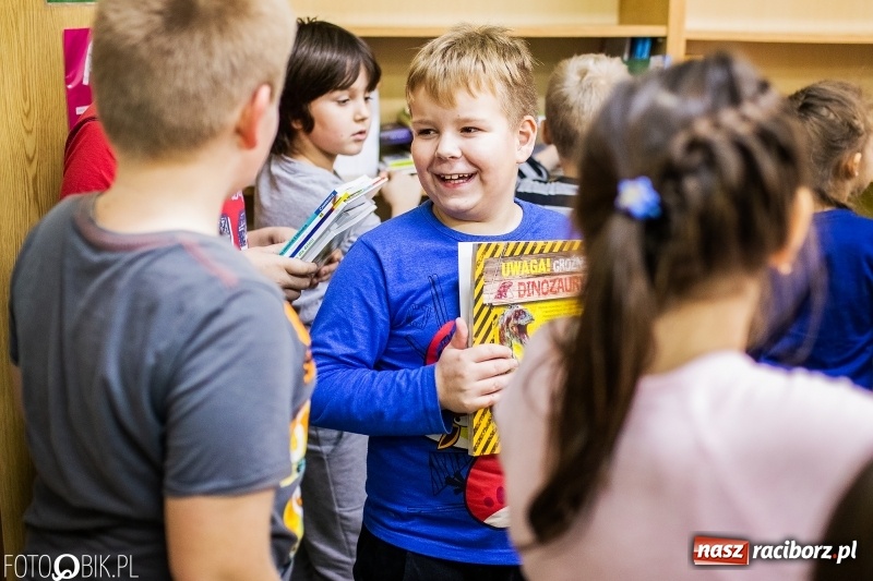Zdjęcie w galerii na portalu naszraciborz.pl: Tysiąc książek od Empiku dla Szkoły Podstawowej w Rudniku wiadomości z regionu