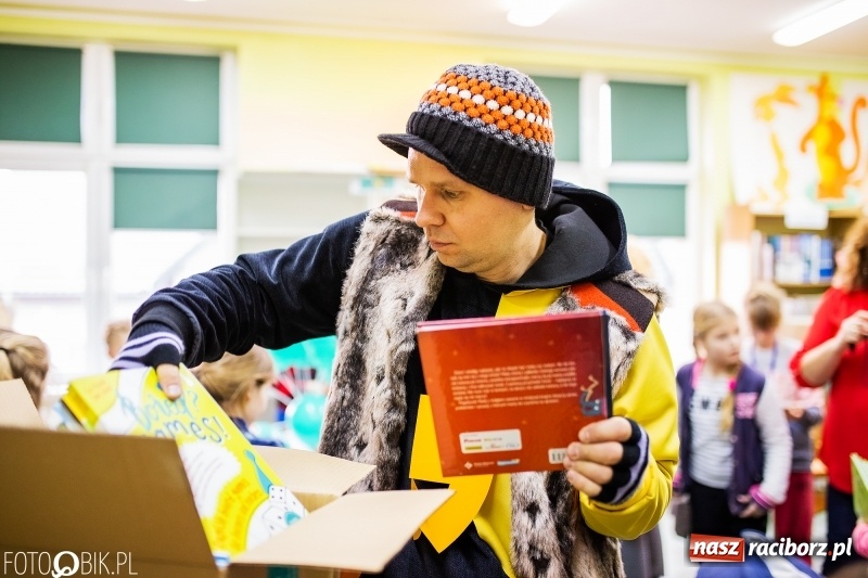 Zdjęcie w galerii na portalu naszraciborz.pl: Tysiąc książek od Empiku dla Szkoły Podstawowej w Rudniku wiadomości z regionu