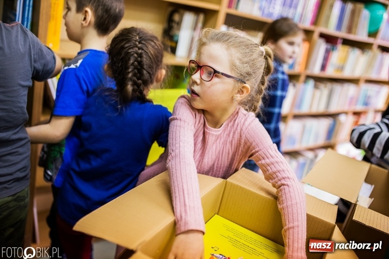 Zdjęcie w galerii na portalu naszraciborz.pl: Tysiąc książek od Empiku dla Szkoły Podstawowej w Rudniku wiadomości z regionu