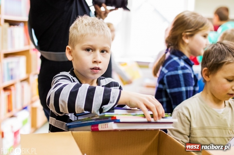 Zdjęcie w galerii na portalu naszraciborz.pl: Tysiąc książek od Empiku dla Szkoły Podstawowej w Rudniku wiadomości z regionu