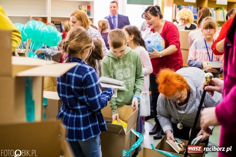 Zdjęcie w galerii na portalu naszraciborz.pl: Tysiąc książek od Empiku dla Szkoły Podstawowej w Rudniku wiadomości z regionu