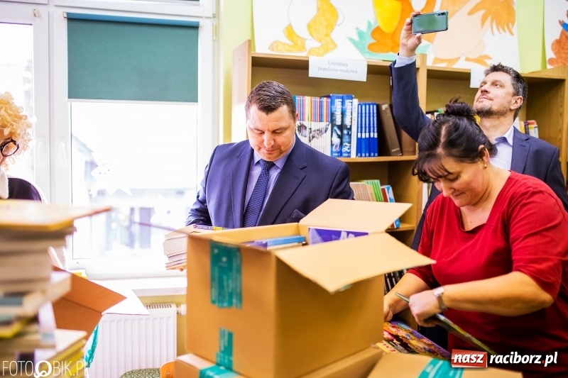 Zdjęcie w galerii na portalu naszraciborz.pl: Tysiąc książek od Empiku dla Szkoły Podstawowej w Rudniku wiadomości z regionu