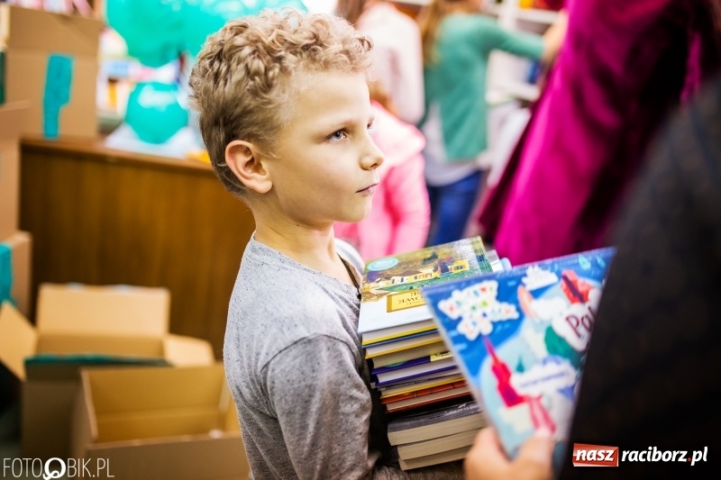 Zdjęcie w galerii na portalu naszraciborz.pl: Tysiąc książek od Empiku dla Szkoły Podstawowej w Rudniku wiadomości z regionu
