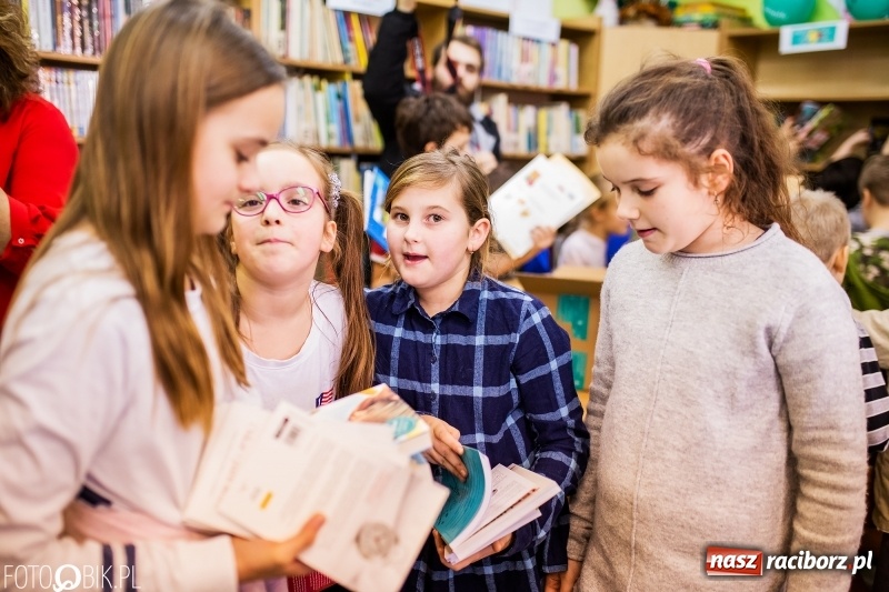 Zdjęcie w galerii na portalu naszraciborz.pl: Tysiąc książek od Empiku dla Szkoły Podstawowej w Rudniku wiadomości z regionu