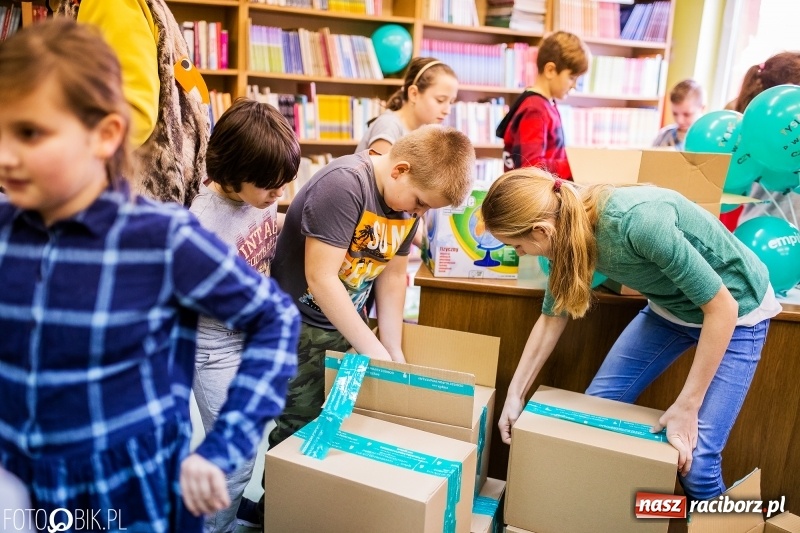 Zdjęcie w galerii na portalu naszraciborz.pl: Tysiąc książek od Empiku dla Szkoły Podstawowej w Rudniku wiadomości z regionu