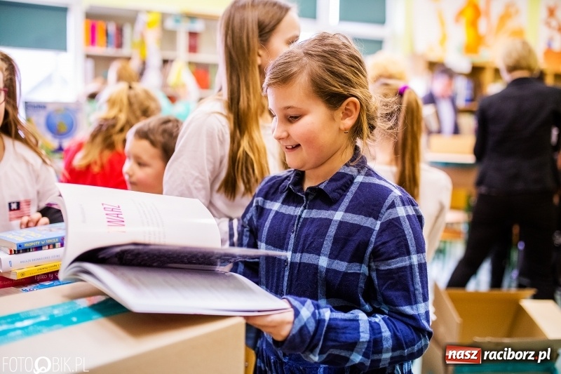 Zdjęcie w galerii na portalu naszraciborz.pl: Tysiąc książek od Empiku dla Szkoły Podstawowej w Rudniku wiadomości z regionu