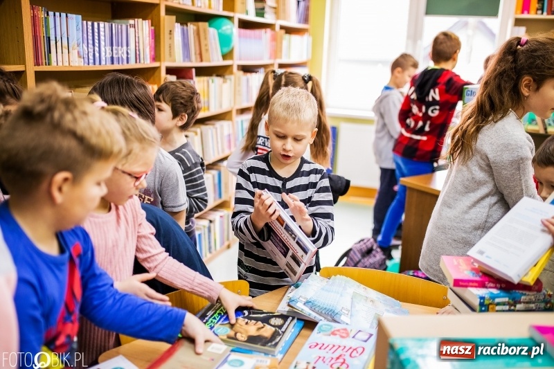 Zdjęcie w galerii na portalu naszraciborz.pl: Tysiąc książek od Empiku dla Szkoły Podstawowej w Rudniku wiadomości z regionu