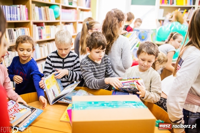 Zdjęcie w galerii na portalu naszraciborz.pl: Tysiąc książek od Empiku dla Szkoły Podstawowej w Rudniku wiadomości z regionu