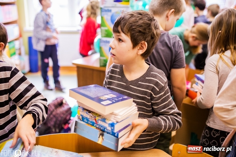 Zdjęcie w galerii na portalu naszraciborz.pl: Tysiąc książek od Empiku dla Szkoły Podstawowej w Rudniku wiadomości z regionu
