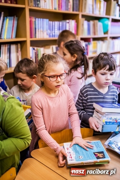 Zdjęcie w galerii na portalu naszraciborz.pl: Tysiąc książek od Empiku dla Szkoły Podstawowej w Rudniku wiadomości z regionu