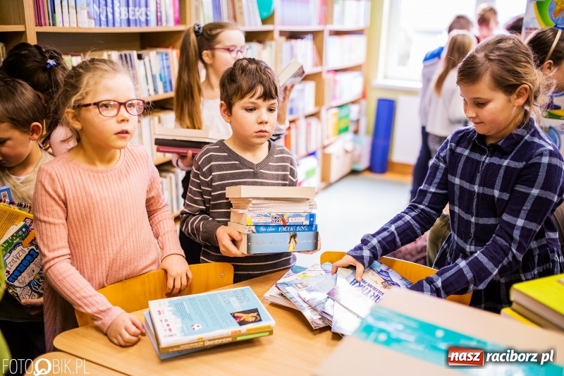 Zdjęcie w galerii na portalu naszraciborz.pl: Tysiąc książek od Empiku dla Szkoły Podstawowej w Rudniku wiadomości z regionu