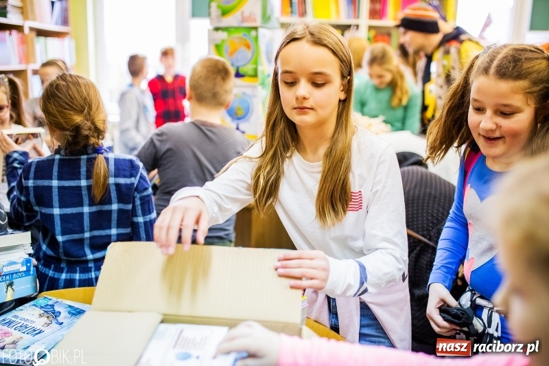 Zdjęcie w galerii na portalu naszraciborz.pl: Tysiąc książek od Empiku dla Szkoły Podstawowej w Rudniku wiadomości z regionu
