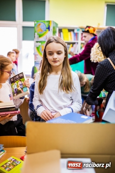 Zdjęcie w galerii na portalu naszraciborz.pl: Tysiąc książek od Empiku dla Szkoły Podstawowej w Rudniku wiadomości z regionu