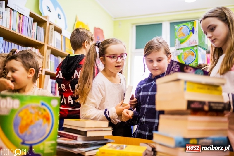 Zdjęcie w galerii na portalu naszraciborz.pl: Tysiąc książek od Empiku dla Szkoły Podstawowej w Rudniku wiadomości z regionu