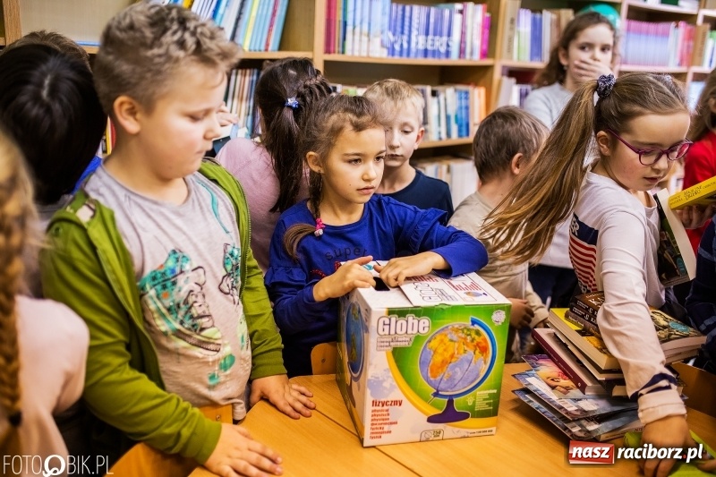 Zdjęcie w galerii na portalu naszraciborz.pl: Tysiąc książek od Empiku dla Szkoły Podstawowej w Rudniku wiadomości z regionu
