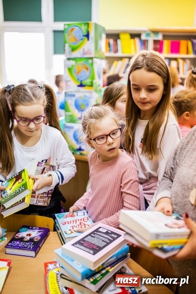 Zdjęcie w galerii na portalu naszraciborz.pl: Tysiąc książek od Empiku dla Szkoły Podstawowej w Rudniku wiadomości z regionu