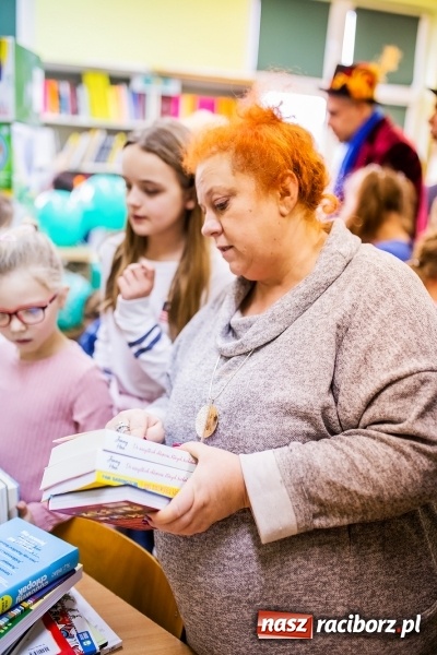 Zdjęcie w galerii na portalu naszraciborz.pl: Tysiąc książek od Empiku dla Szkoły Podstawowej w Rudniku wiadomości z regionu