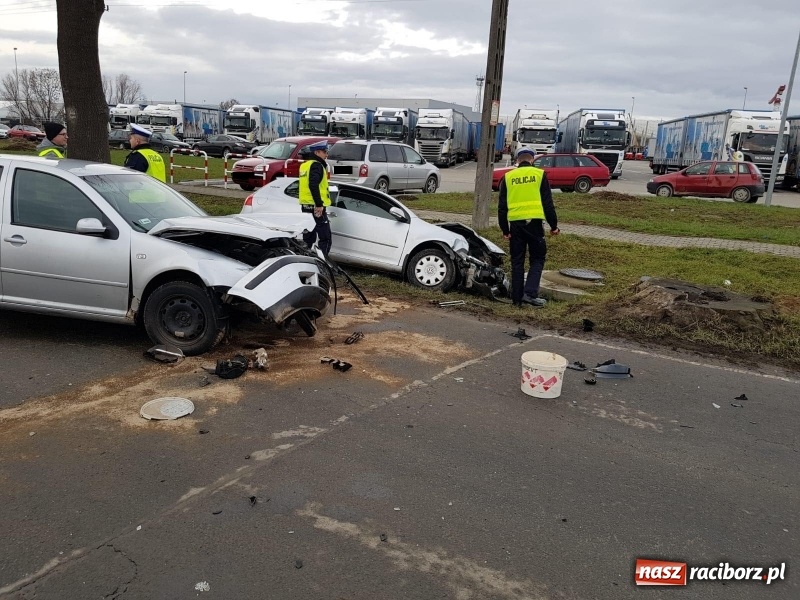 Zdjęcie w galerii na portalu naszraciborz.pl: Zderzenie dwóch golfów w Kornicach. Sprawca zignorował znak STOP wiadomości z regionu