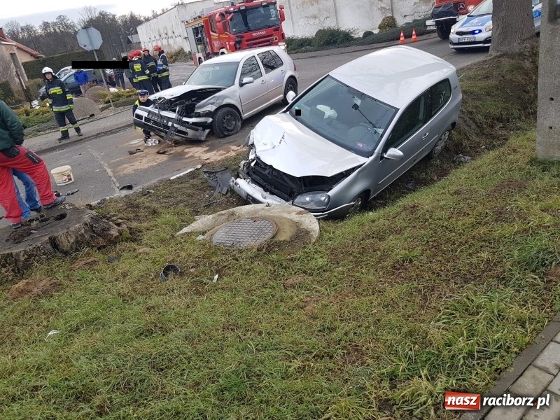 Zdjęcie w galerii na portalu naszraciborz.pl: Zderzenie dwóch golfów w Kornicach. Sprawca zignorował znak STOP wiadomości z regionu