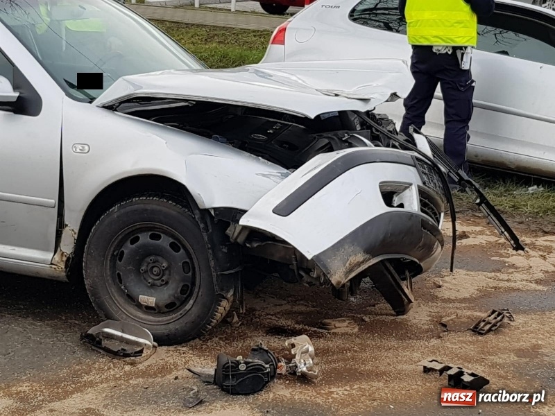 Zdjęcie w galerii na portalu naszraciborz.pl: Zderzenie dwóch golfów w Kornicach. Sprawca zignorował znak STOP wiadomości z regionu