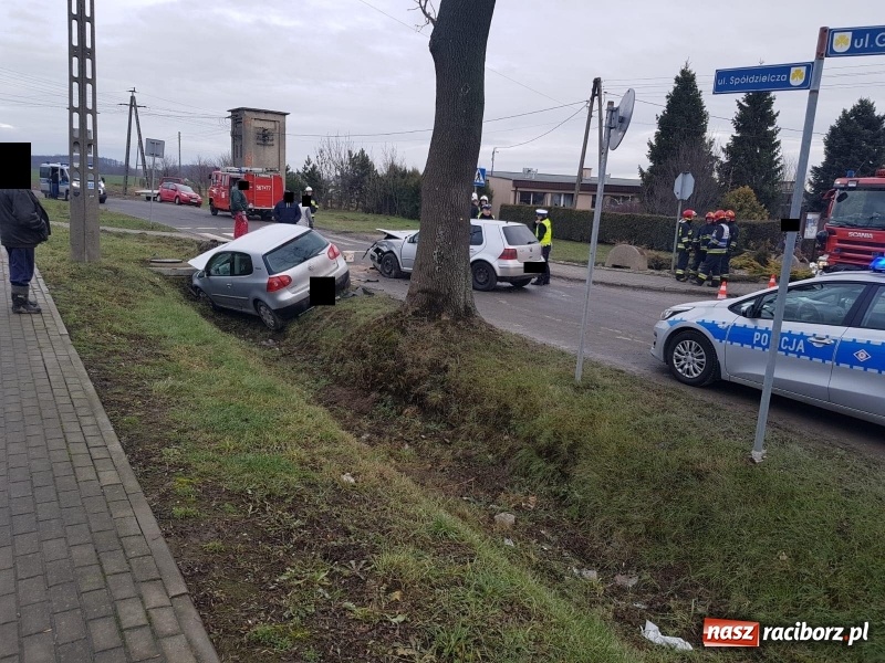 Zdjęcie w galerii na portalu naszraciborz.pl: Zderzenie dwóch golfów w Kornicach. Sprawca zignorował znak STOP wiadomości z regionu