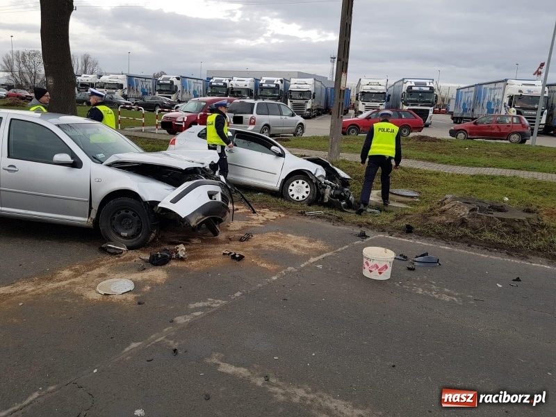 Zdjęcie w galerii na portalu naszraciborz.pl: Zderzenie dwóch golfów w Kornicach. Sprawca zignorował znak STOP wiadomości z regionu