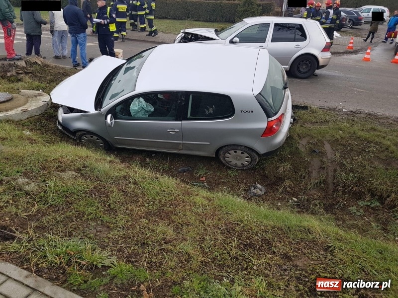 Zdjęcie w galerii na portalu naszraciborz.pl: Zderzenie dwóch golfów w Kornicach. Sprawca zignorował znak STOP wiadomości z regionu