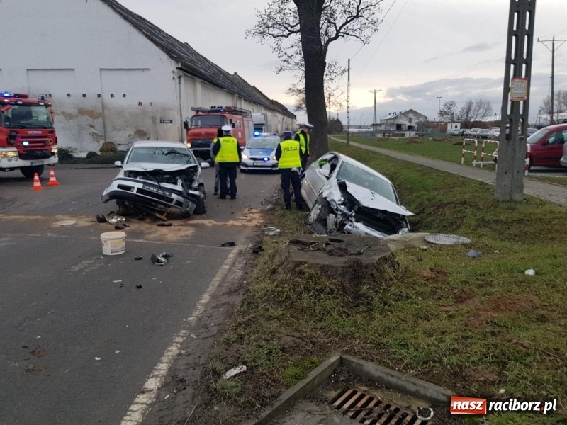 Zdjęcie w galerii na portalu naszraciborz.pl: Zderzenie dwóch golfów w Kornicach. Sprawca zignorował znak STOP wiadomości z regionu