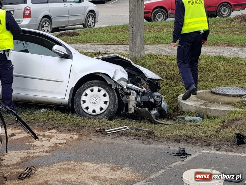 Zdjęcie w galerii na portalu naszraciborz.pl: Zderzenie dwóch golfów w Kornicach. Sprawca zignorował znak STOP wiadomości z regionu