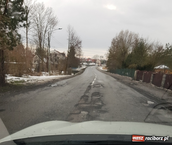 Zdjęcie w galerii na portalu naszraciborz.pl: Tak wygląda dojazd z Raciborza do A4. Jazda przypomina slalom wiadomości z regionu