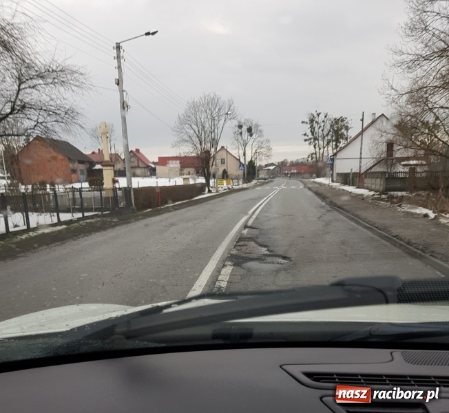 Zdjęcie w galerii na portalu naszraciborz.pl: Tak wygląda dojazd z Raciborza do A4. Jazda przypomina slalom wiadomości z regionu