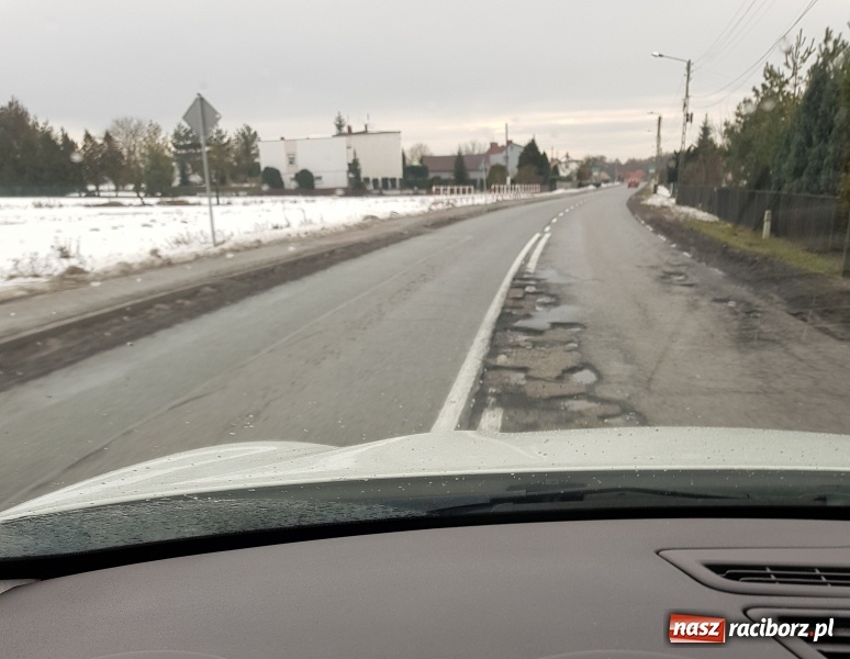 Zdjęcie w galerii na portalu naszraciborz.pl: Tak wygląda dojazd z Raciborza do A4. Jazda przypomina slalom wiadomości z regionu