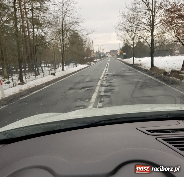 Zdjęcie w galerii na portalu naszraciborz.pl: Tak wygląda dojazd z Raciborza do A4. Jazda przypomina slalom wiadomości z regionu