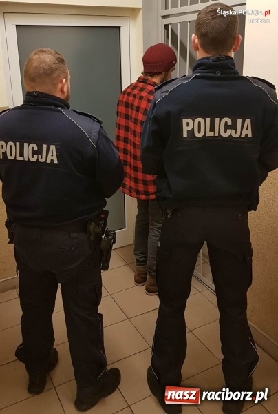 Zdjęcie w galerii na portalu naszraciborz.pl: Na widok policjantów próbował odjechać. Miał w aucie narkotyki FOTO wiadomości z regionu
