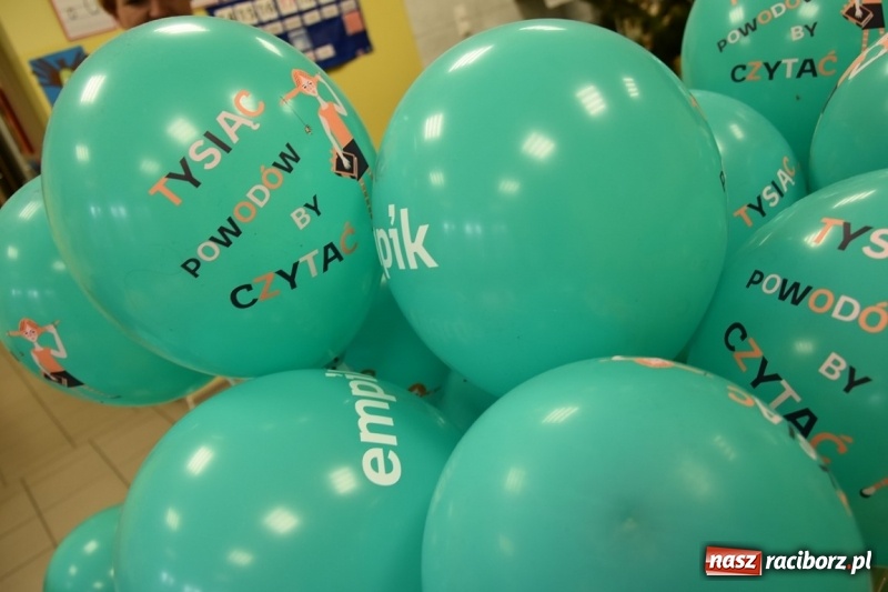 Zdjęcie w galerii na portalu naszraciborz.pl: Kobyla wygrała 1000 książek w konkursie Empiku  wiadomości z regionu