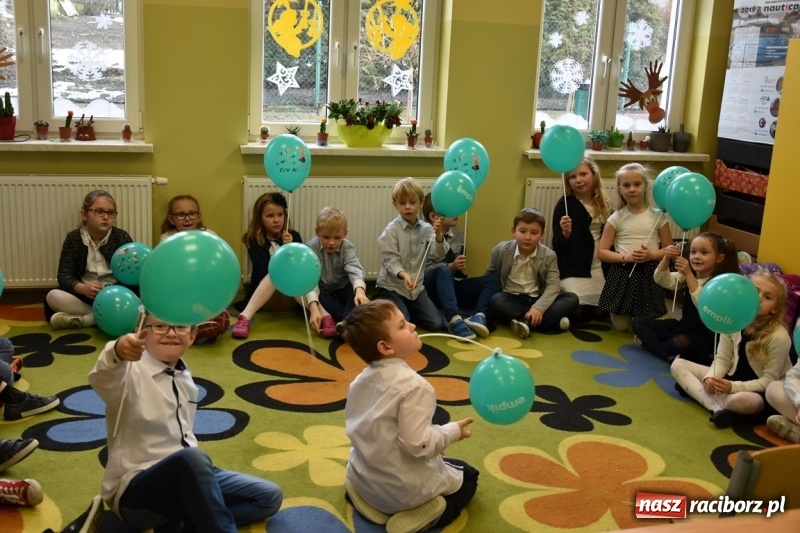 Zdjęcie w galerii na portalu naszraciborz.pl: Kobyla wygrała 1000 książek w konkursie Empiku  wiadomości z regionu