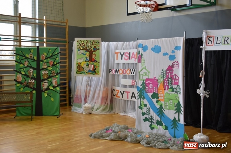 Zdjęcie w galerii na portalu naszraciborz.pl: Kobyla wygrała 1000 książek w konkursie Empiku  wiadomości z regionu