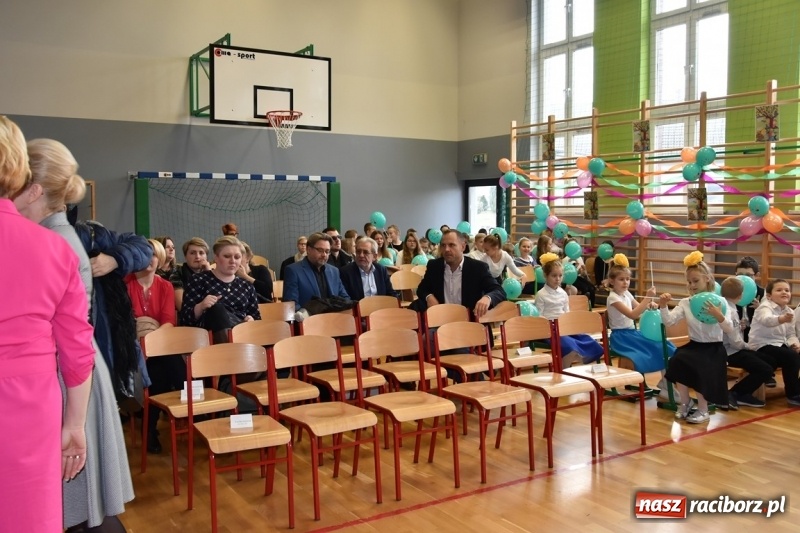 Zdjęcie w galerii na portalu naszraciborz.pl: Kobyla wygrała 1000 książek w konkursie Empiku  wiadomości z regionu