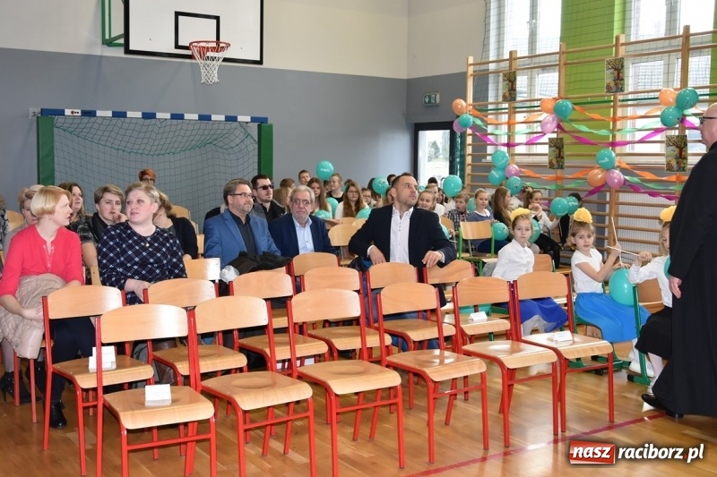 Zdjęcie w galerii na portalu naszraciborz.pl: Kobyla wygrała 1000 książek w konkursie Empiku  wiadomości z regionu