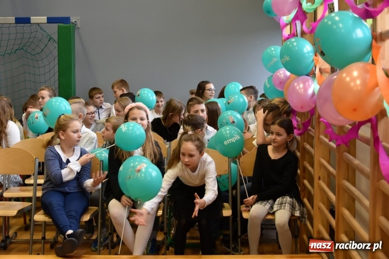 Zdjęcie w galerii na portalu naszraciborz.pl: Kobyla wygrała 1000 książek w konkursie Empiku  wiadomości z regionu