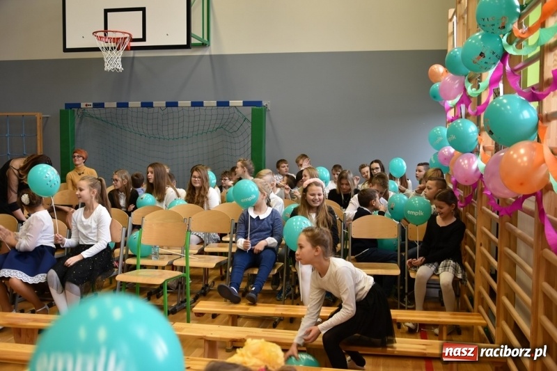 Zdjęcie w galerii na portalu naszraciborz.pl: Kobyla wygrała 1000 książek w konkursie Empiku  wiadomości z regionu