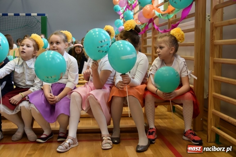 Zdjęcie w galerii na portalu naszraciborz.pl: Kobyla wygrała 1000 książek w konkursie Empiku  wiadomości z regionu