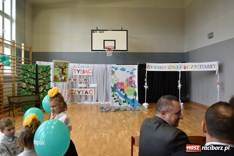 Zdjęcie w galerii na portalu naszraciborz.pl: Kobyla wygrała 1000 książek w konkursie Empiku  wiadomości z regionu