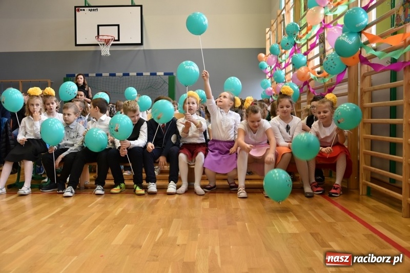 Zdjęcie w galerii na portalu naszraciborz.pl: Kobyla wygrała 1000 książek w konkursie Empiku  wiadomości z regionu