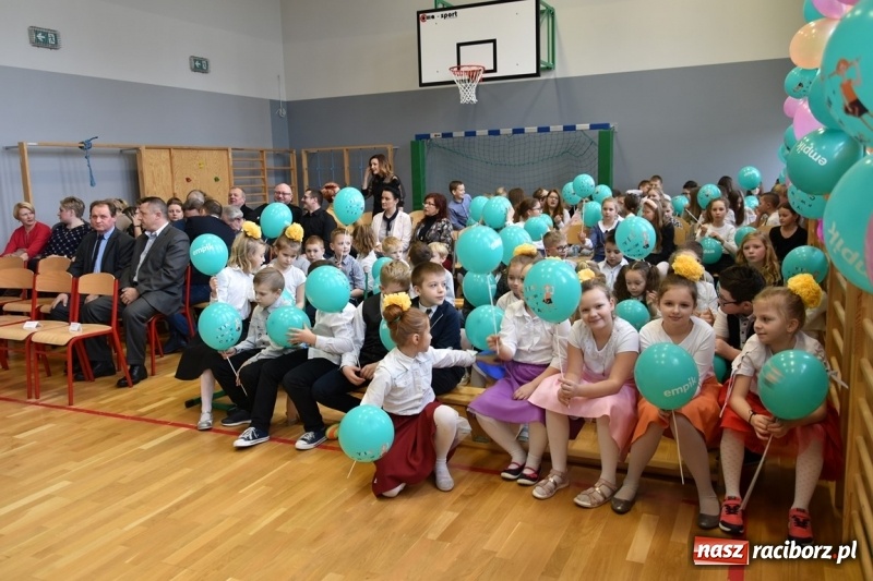 Zdjęcie w galerii na portalu naszraciborz.pl: Kobyla wygrała 1000 książek w konkursie Empiku  wiadomości z regionu