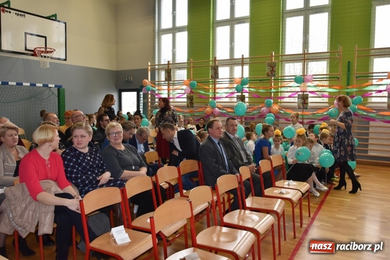 Zdjęcie w galerii na portalu naszraciborz.pl: Kobyla wygrała 1000 książek w konkursie Empiku  wiadomości z regionu