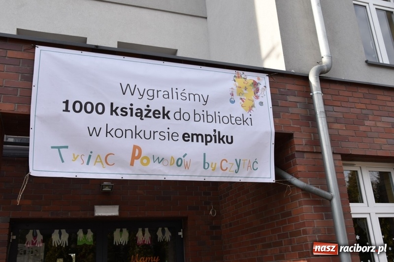 Zdjęcie w galerii na portalu naszraciborz.pl: Kobyla wygrała 1000 książek w konkursie Empiku  wiadomości z regionu