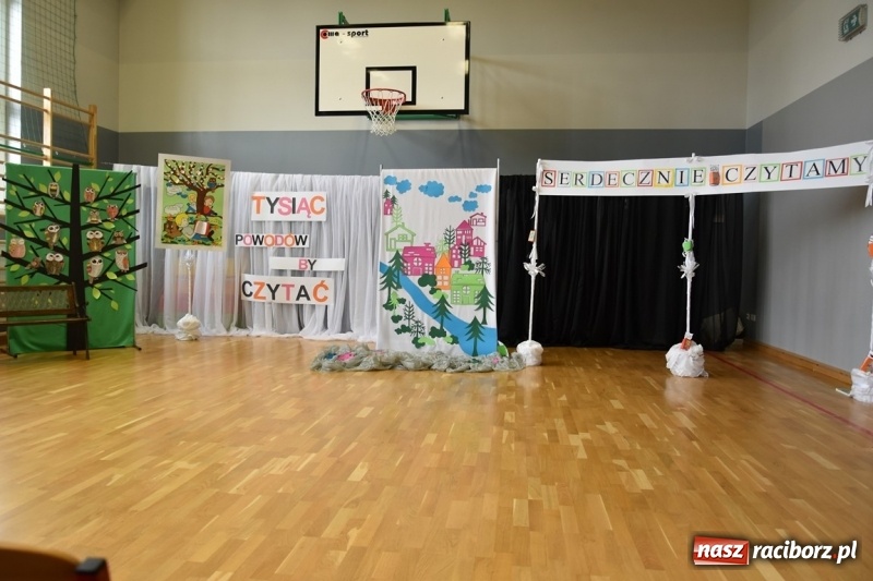 Zdjęcie w galerii na portalu naszraciborz.pl: Kobyla wygrała 1000 książek w konkursie Empiku  wiadomości z regionu