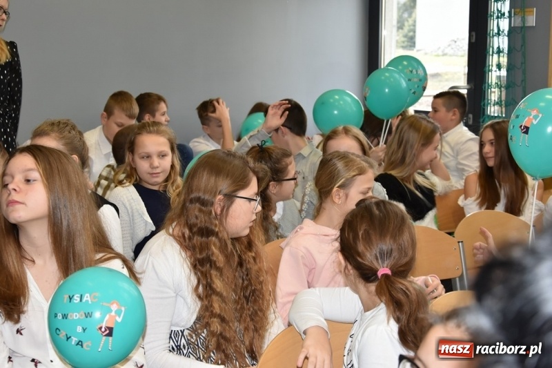 Zdjęcie w galerii na portalu naszraciborz.pl: Kobyla wygrała 1000 książek w konkursie Empiku  wiadomości z regionu