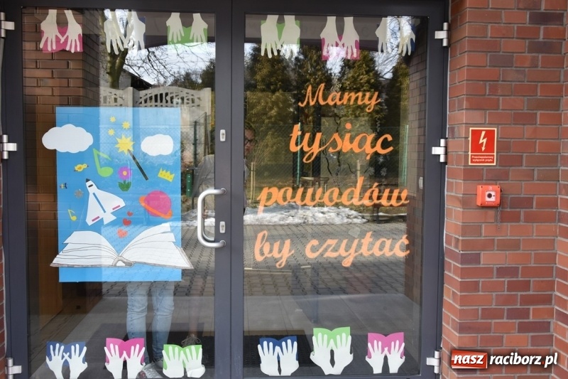 Zdjęcie w galerii na portalu naszraciborz.pl: Kobyla wygrała 1000 książek w konkursie Empiku  wiadomości z regionu